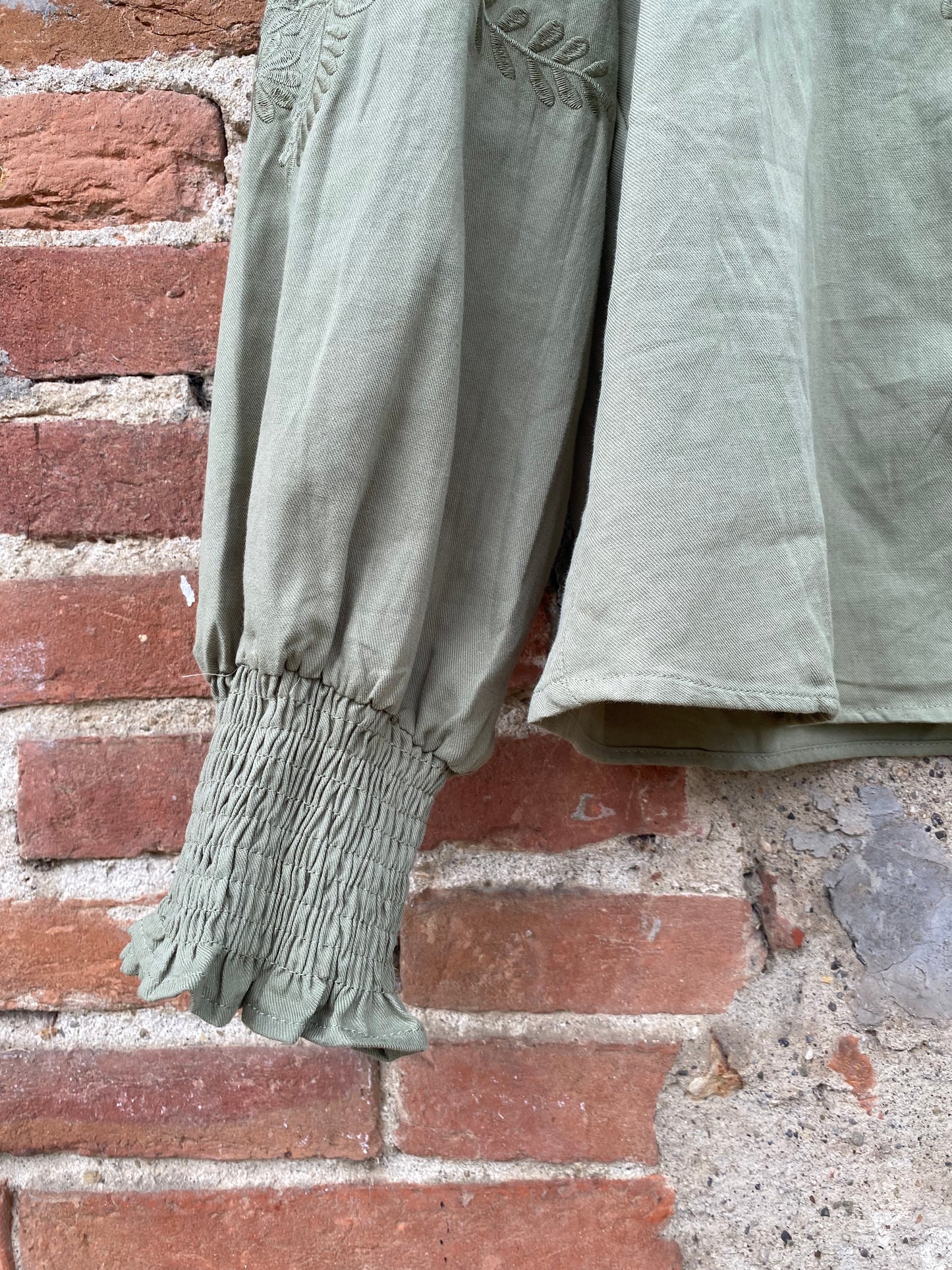 Isabelle camicia in cotone colore verde oliva con ricami