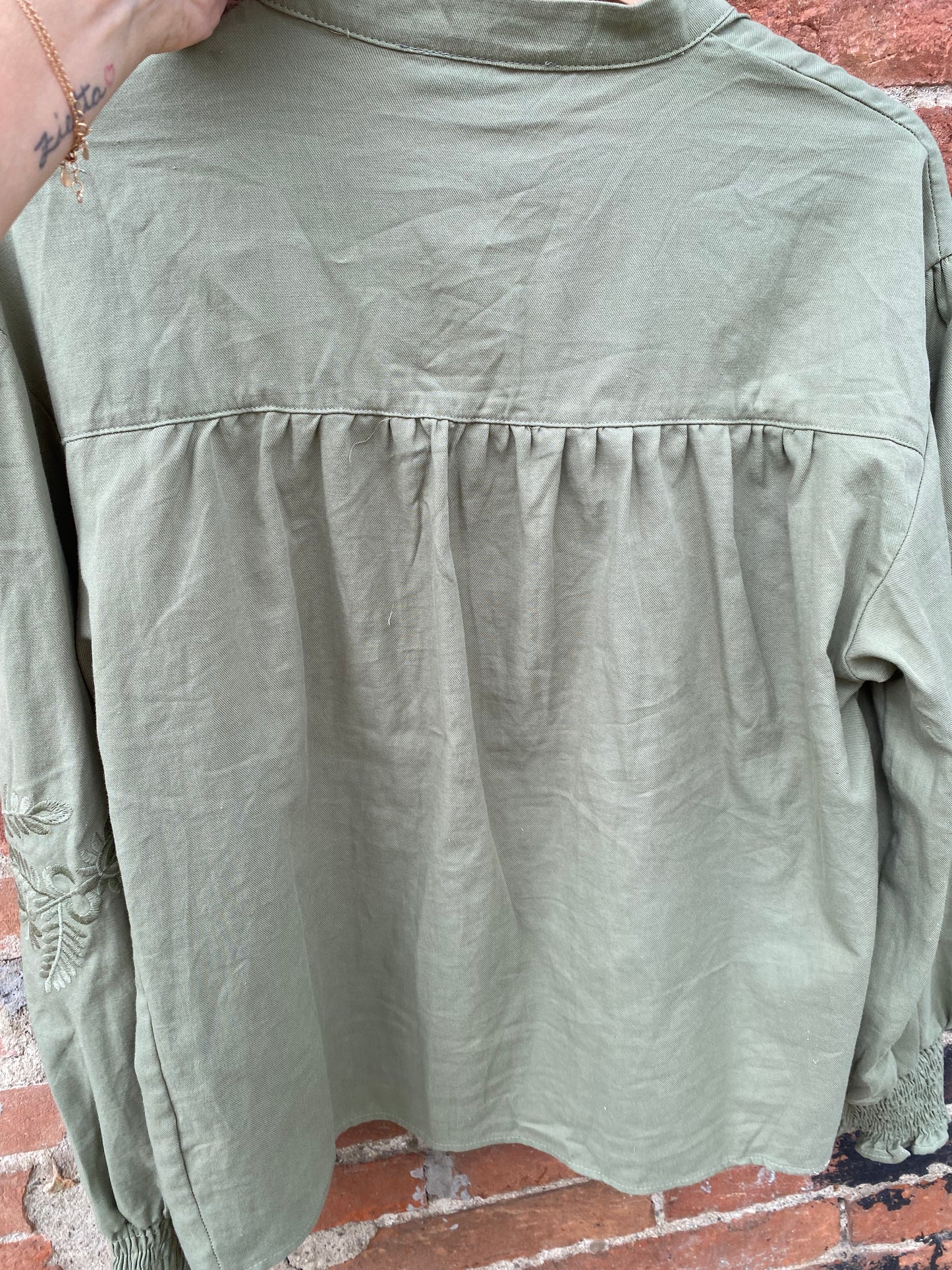 Isabelle camicia in cotone colore verde oliva con ricami
