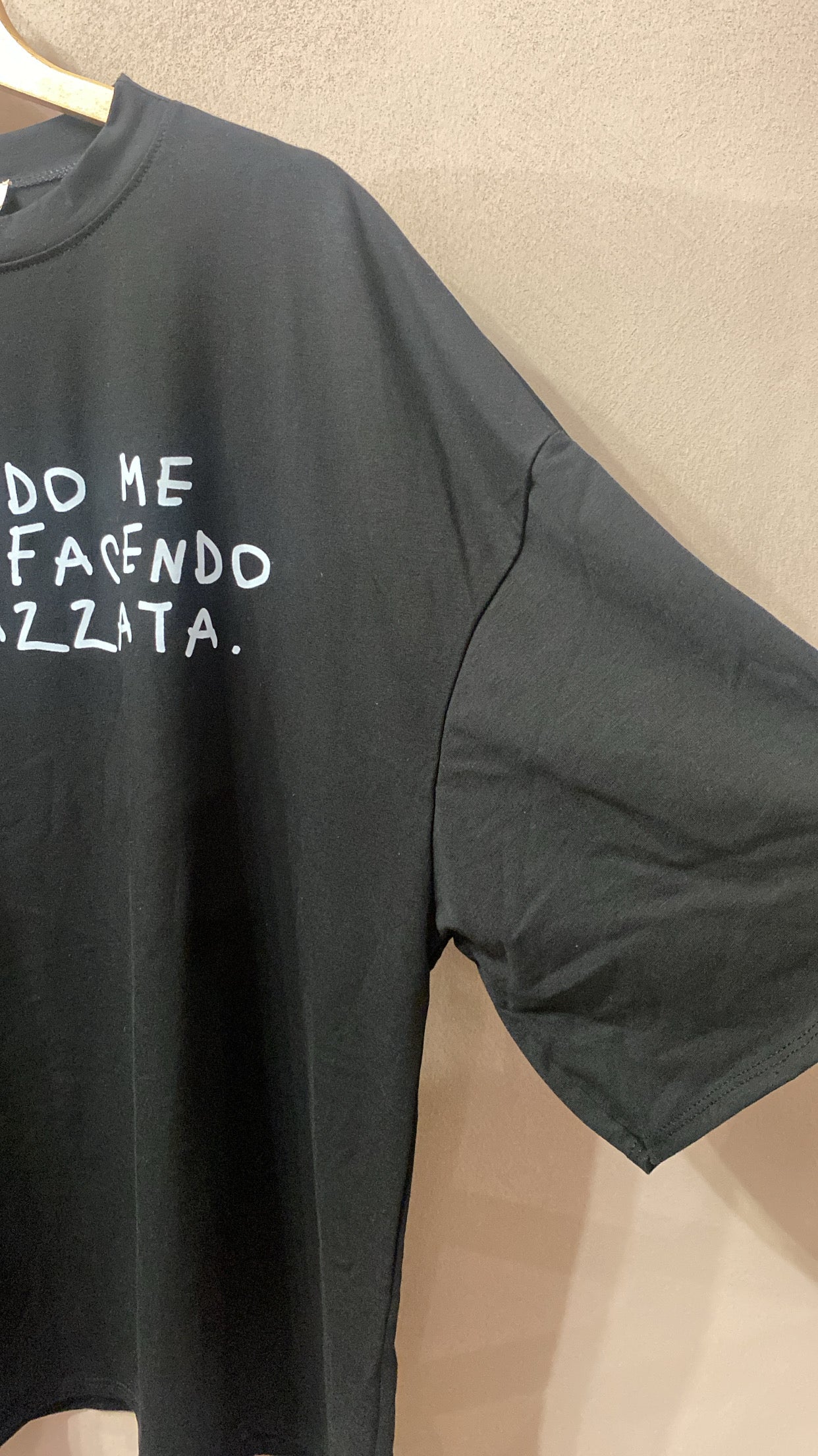 T-shirt over nera stampa “Secondo me stiamo facendo una cazzata”