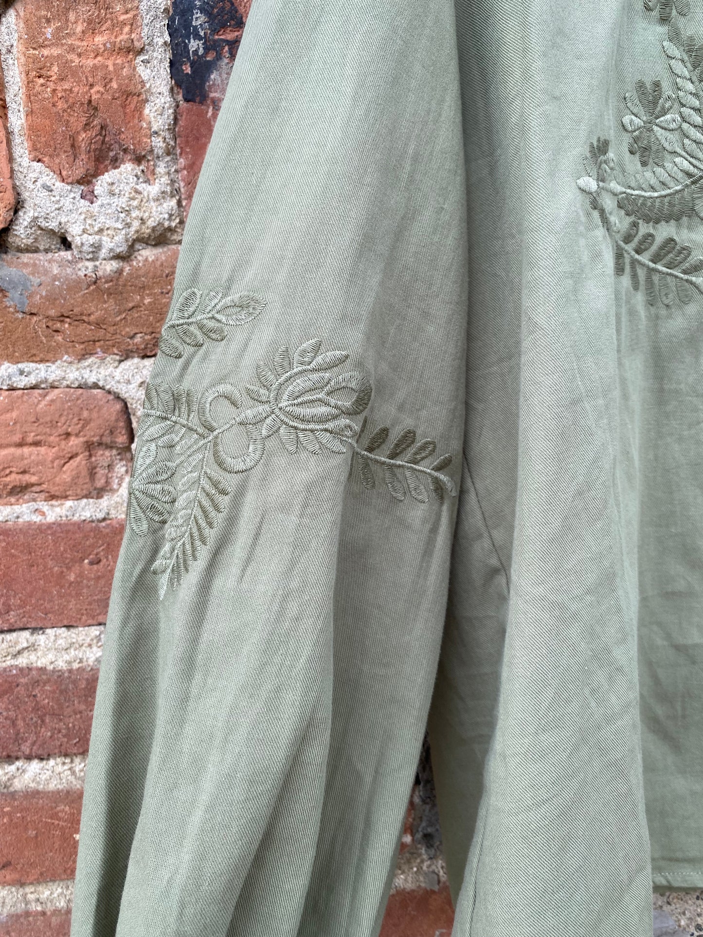 Isabelle camicia in cotone colore verde oliva con ricami