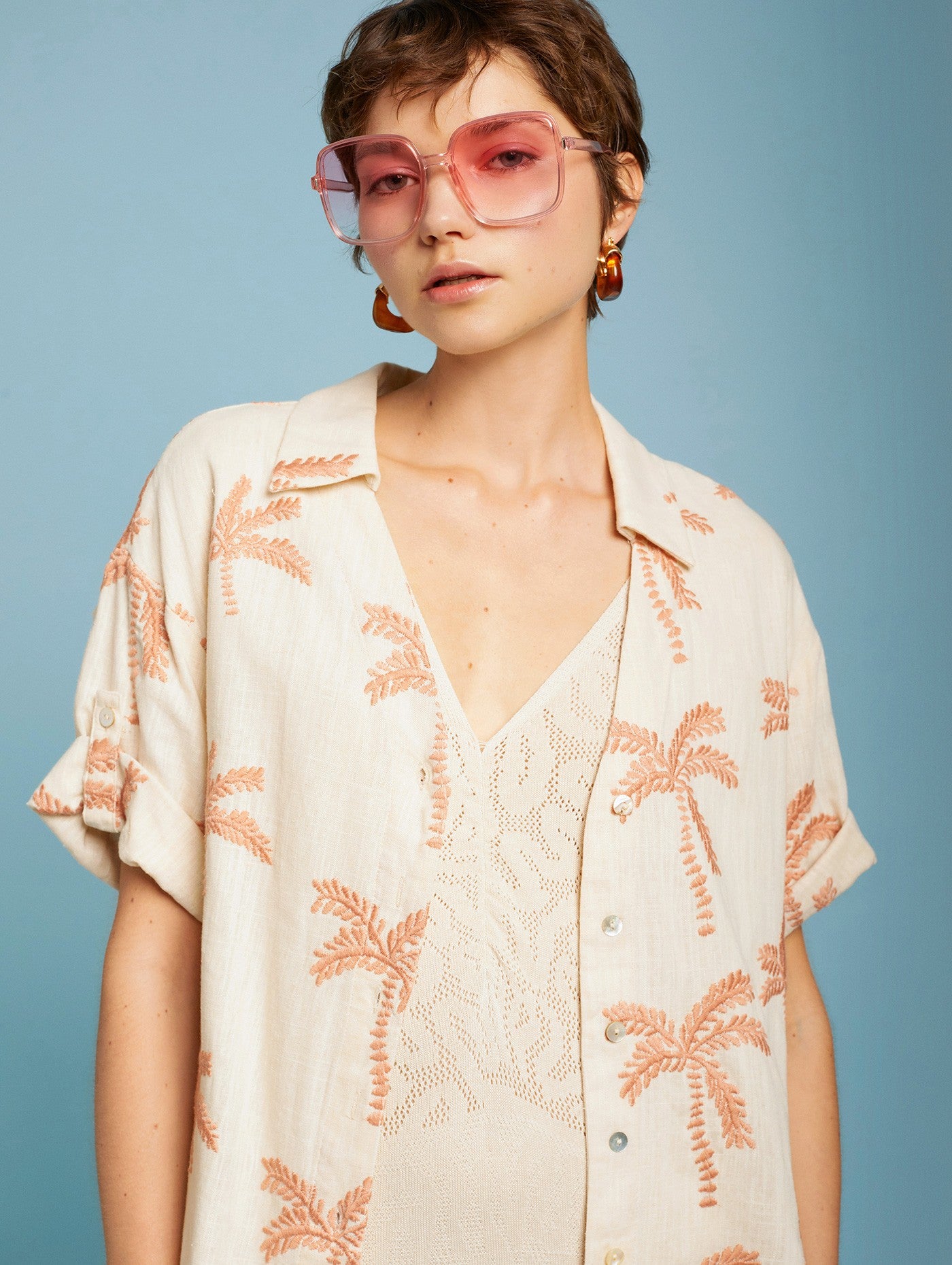 Blusa con ricamo palme