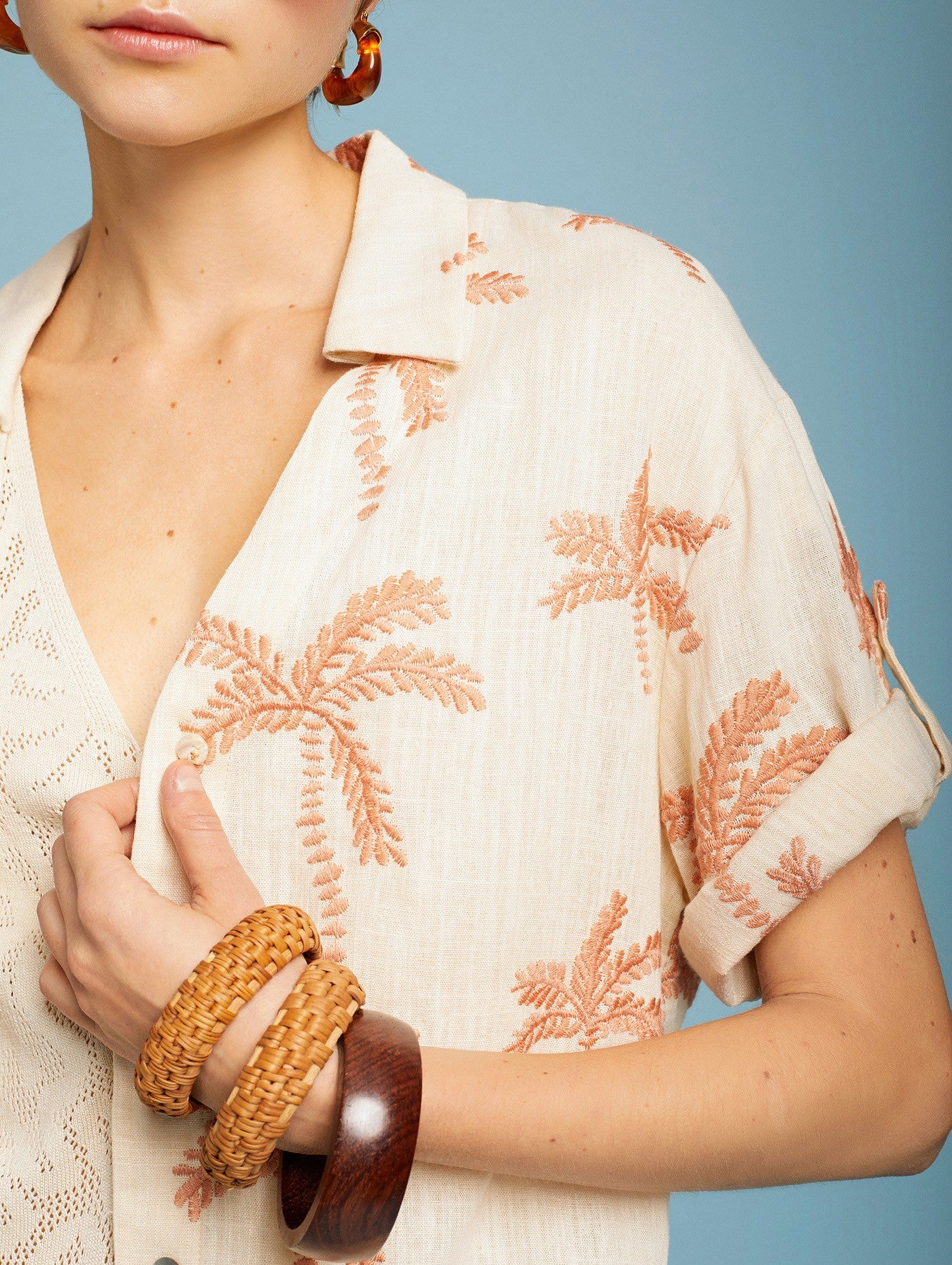 Blusa con ricamo palme