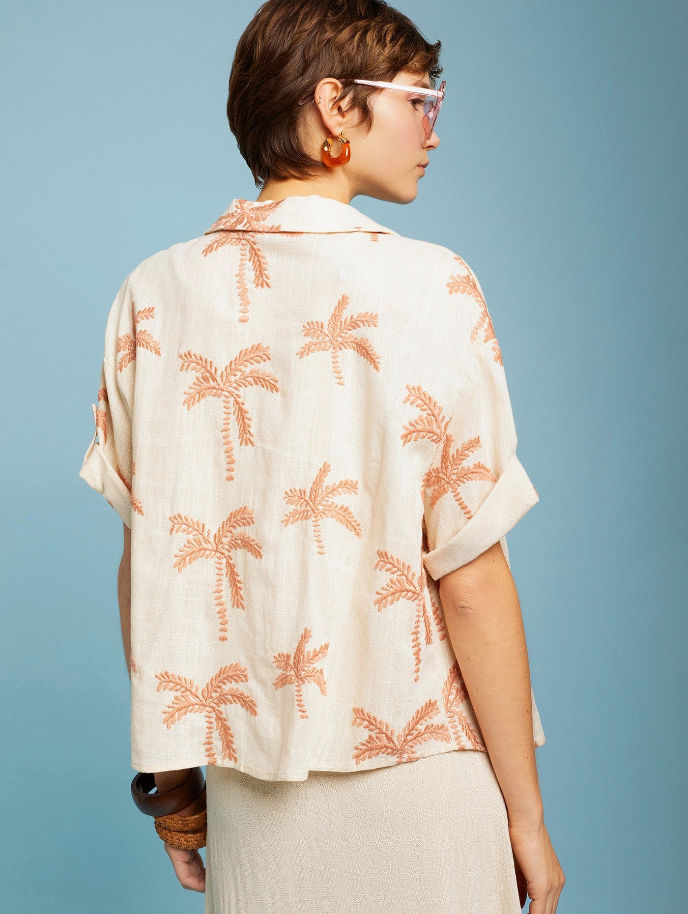 Blusa con ricamo palme