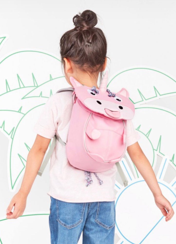Parte della linea Small Water Friends del marchio tedesco Affenzhan, questo bellissimo zainetto per l’asilo farà impazzire qualunque bambino e piacerà anche agli adulti perché eco-friendly e ricco di dettagli tecnici di alta qualità! Piccolo ma capiente (4 litri di capacità), non è solamente un semplice zainetto, ma anche un fantastico compagno di giochi, un amico di mille avventure e un giocattolo 3D che stimolerà la fantasia, aiuterà la manualità e incoraggerà i bambini ad inventare infinite storie!