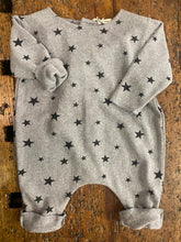 Carica l&#39;immagine nel visualizzatore di Gallery, MAIS OUI tutina neonato caldo cotone grigio mélange stampa stelle nere
