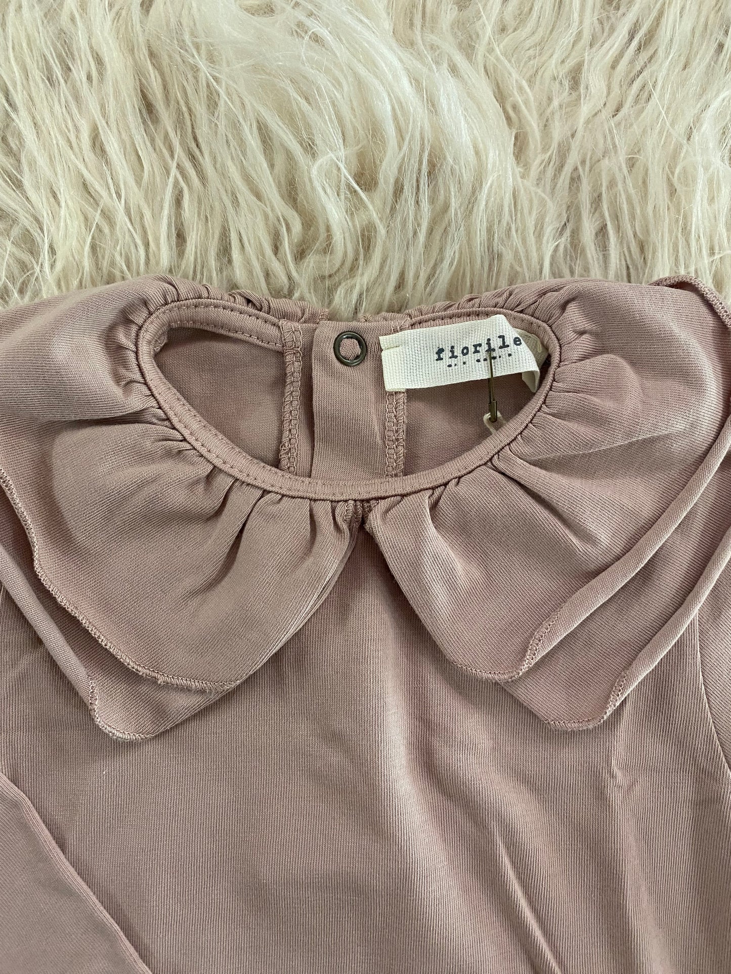 T-shirt jersey colore rosa polvere con colletto petalo