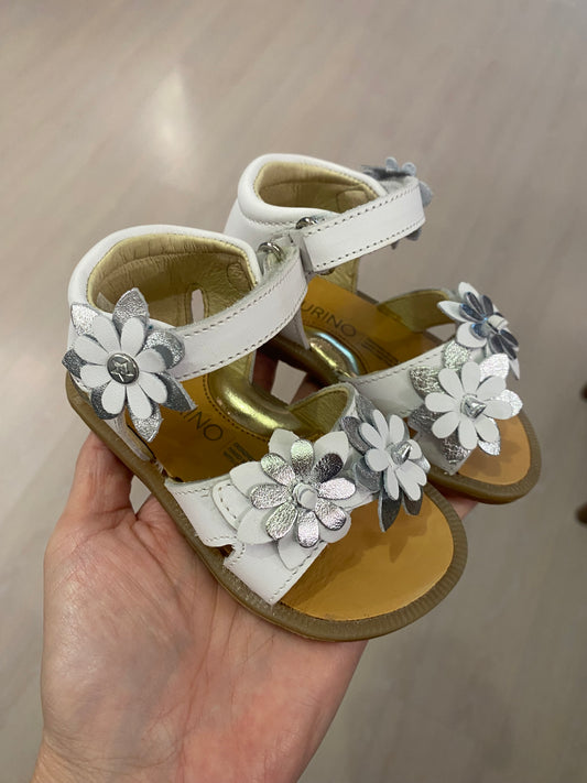 Sandalini in pelle colore bianco