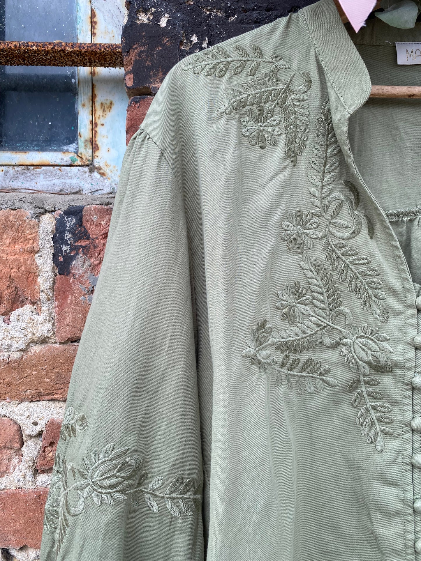 Isabelle camicia in cotone colore verde oliva con ricami