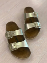 Carica l&#39;immagine nel visualizzatore di Gallery, BIRKENSTOCK Arizona ciabattina bambina electric metallic gold
