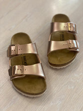 Carica l&#39;immagine nel visualizzatore di Gallery, BIRKENSTOCK Arizona ciabattina electric metallic copper
