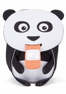 Parte della linea Small Water Friends del marchio tedesco Affenzhan, questo bellissimo zainetto per l’asilo farà impazzire qualunque bambino e piacerà anche agli adulti perché eco-friendly e ricco di dettagli tecnici di alta qualità! Piccolo ma capiente (4 litri di capacità), non è solamente un semplice zainetto, ma anche un fantastico compagno di giochi, un amico di mille avventure e un giocattolo 3D che stimolerà la fantasia, aiuterà la manualità e incoraggerà i bambini ad inventare infinite storie!