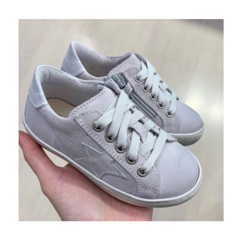Sneakers in crosta bianca con stella e lacci bianchi