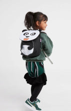 Carica l&#39;immagine nel visualizzatore di Gallery, Parte della linea Small Water Friends del marchio tedesco Affenzhan, questo bellissimo zainetto per l’asilo farà impazzire qualunque bambino e piacerà anche agli adulti perché eco-friendly e ricco di dettagli tecnici di alta qualità! Piccolo ma capiente (4 litri di capacità), non è solamente un semplice zainetto, ma anche un fantastico compagno di giochi, un amico di mille avventure e un giocattolo 3D che stimolerà la fantasia, aiuterà la manualità e incoraggerà i bambini ad inventare infinite storie!
