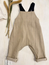 Carica l&#39;immagine nel visualizzatore di Gallery, Salopette in cotone beige riga nera, bretelle nere.
