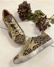 Carica l&#39;immagine nel visualizzatore di Gallery, Bellissime sneakers in pelle leopardate colore cappuccino con applicazioni glitter platino, doppi lacci oro o marrone cioccolato.
