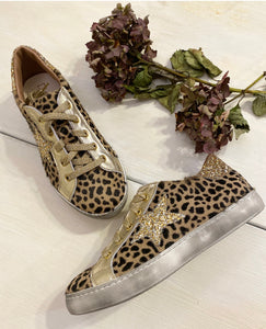 Bellissime sneakers in pelle leopardate colore cappuccino con applicazioni glitter platino, doppi lacci oro o marrone cioccolato.