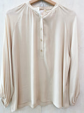 Carica l&#39;immagine nel visualizzatore di Gallery, EMMA blusa donna in crepe di viscosa colore burro
