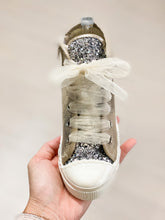 Carica l&#39;immagine nel visualizzatore di Gallery, sneakers alte in dainetto e glitter argento
