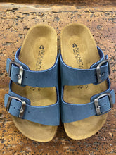 Carica l&#39;immagine nel visualizzatore di Gallery, BIOCHIC ciabatta doppia fascia pelle blu
