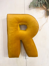 Carica l&#39;immagine nel visualizzatore di Gallery, CUSCINO IN VELLUTO COLORE GIALLO lettera R
