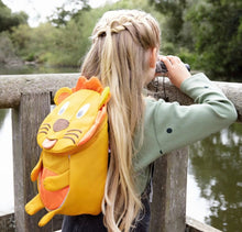 Carica l&#39;immagine nel visualizzatore di Gallery, Parte della linea Small Water Friends del marchio tedesco Affenzhan, questo bellissimo zainetto per l’asilo farà impazzire qualunque bambino e piacerà anche agli adulti perché eco-friendly e ricco di dettagli tecnici di alta qualità! Piccolo ma capiente (4 litri di capacità), non è solamente un semplice zainetto, ma anche un fantastico compagno di giochi, un amico di mille avventure e un giocattolo 3D che stimolerà la fantasia, aiuterà la manualità e incoraggerà i bambini ad inventare infinite storie!
