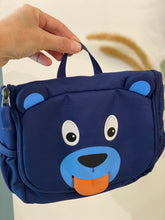 Carica l&#39;immagine nel visualizzatore di Gallery, Un bellissimo accessorio che farà impazzire tutti i bambini, ideale per portare spazzolino, deodorante o salviette.
