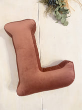 Carica l&#39;immagine nel visualizzatore di Gallery, CUSCINO IN VELLUTO ROSA ANTICO lettera L
