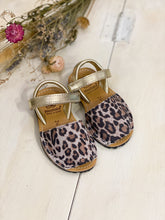 Carica l&#39;immagine nel visualizzatore di Gallery, MINORCHINA bambina in pelle fantasia animalier e oro
