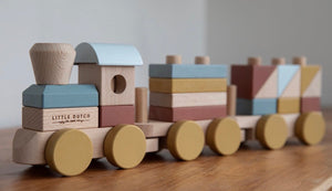 Tutti a bordo! Ecco il bellissimo treno di legno della collezione Pure & Nature di Little Dutch. 