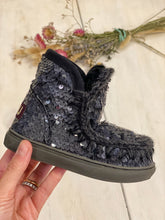 Carica l&#39;immagine nel visualizzatore di Gallery, eskimo sneaker tempestata di paillettes è un vero must per le piccole appassionate di moda. Indispensabile in inverno, la versione per bambini della sneaker rappresenta il mix perfetto tra il nostro iconico eskimo e una sneaker alla moda
