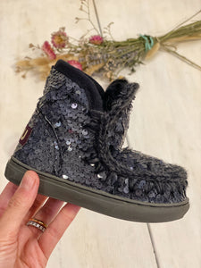 eskimo sneaker tempestata di paillettes è un vero must per le piccole appassionate di moda. Indispensabile in inverno, la versione per bambini della sneaker rappresenta il mix perfetto tra il nostro iconico eskimo e una sneaker alla moda