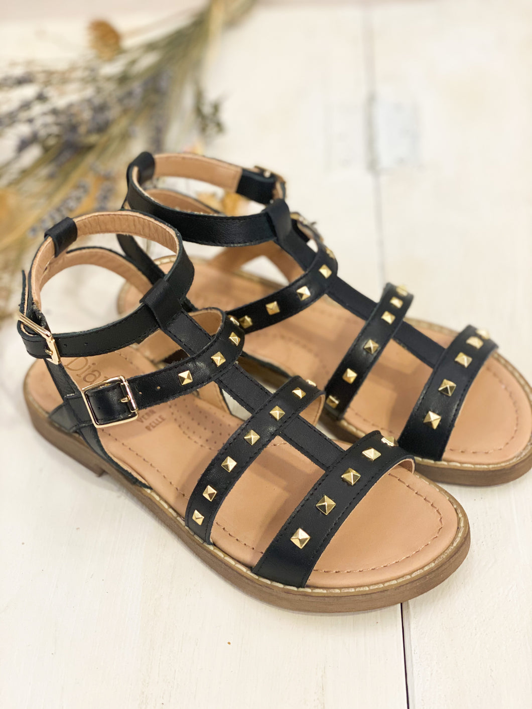 DIANETTI sandalo modello gladiatore in pelle nera con borchiette dorate