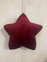 Carica l&#39;immagine nel visualizzatore di Gallery, CUSCINO STELLA piccolo in velluto colore bordeaux
