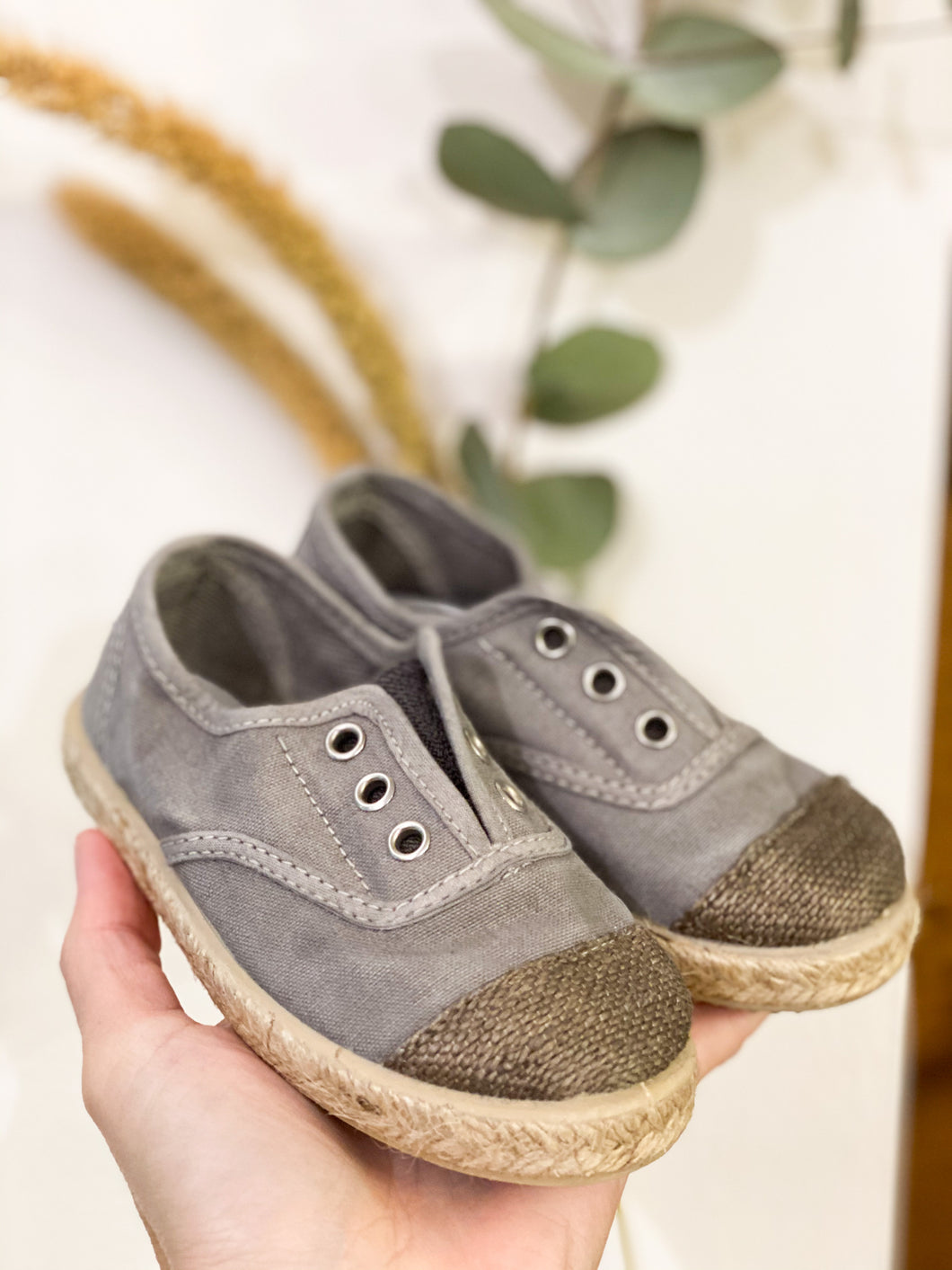 Comode e versatili sneakers bianche con iconico logo sul retro firmate Chipie. 