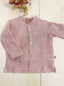 Fresca e traspirante camicia in puro lino per bimbo riga rossa, il tessuto fresco e traspirante è molto resistente ai lavaggi. 