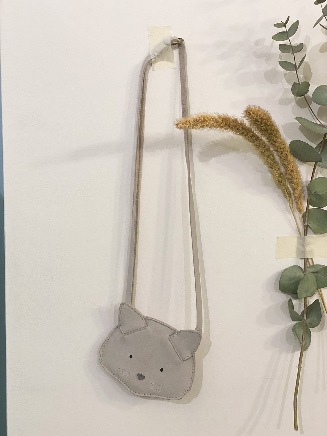 Borsetta in pelle con tracolla a forma di gatto.   Quali tesori manterrà il tuo piccolo nella sua borsetta?  La borsa ha una cinghia regolabile ed è facile da chiudere grazie alla cerniera. 