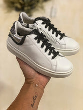 Carica l&#39;immagine nel visualizzatore di Gallery, DIANETTI sneakers in pelle bianca con inserto nero e argento
