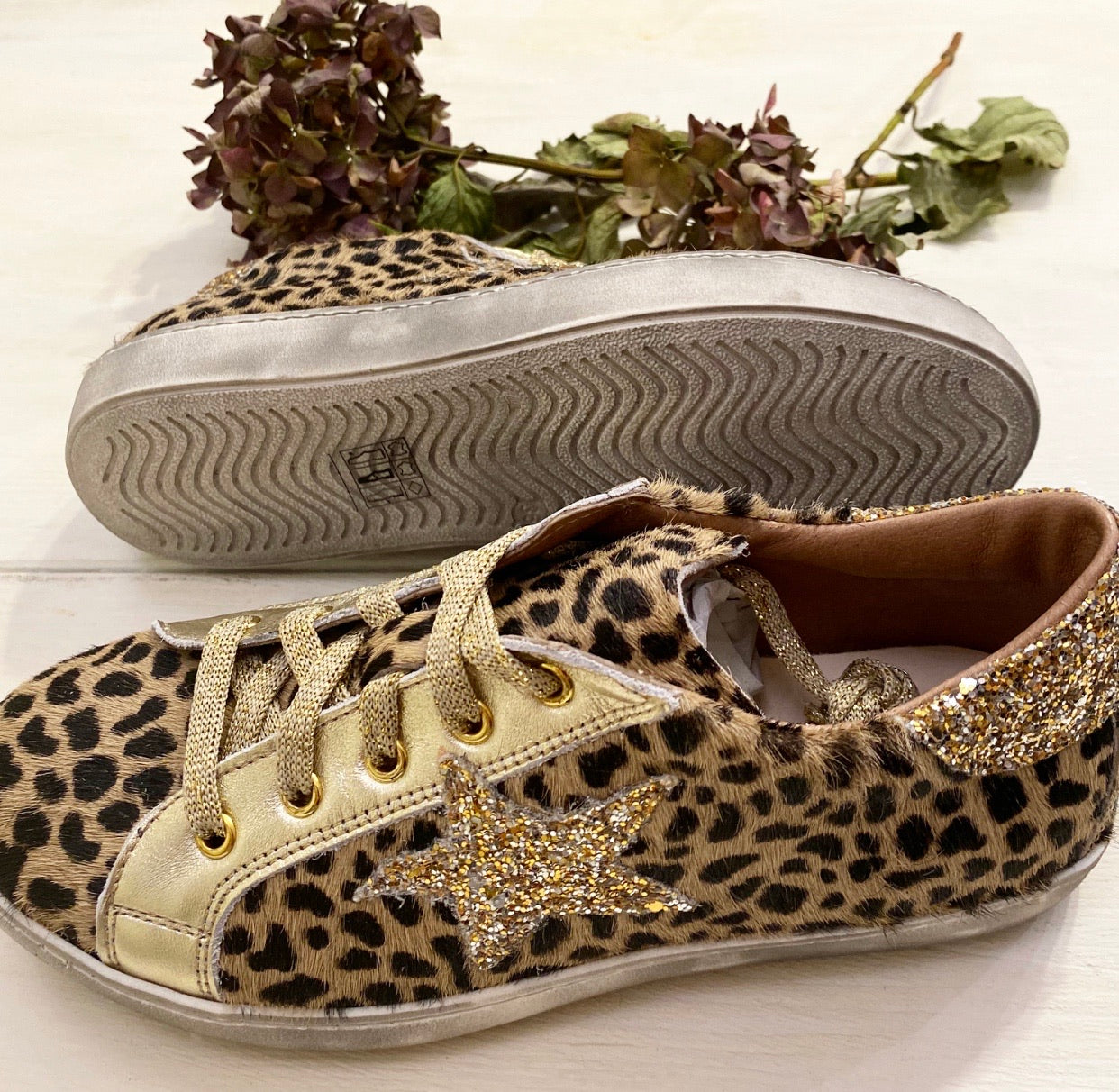 Bellissime sneakers in pelle leopardate colore cappuccino con applicazioni glitter platino, doppi lacci oro o marrone cioccolato.