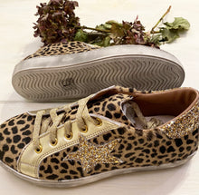 Carica l&#39;immagine nel visualizzatore di Gallery, Bellissime sneakers in pelle leopardate colore cappuccino con applicazioni glitter platino, doppi lacci oro o marrone cioccolato.
