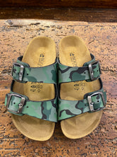Carica l&#39;immagine nel visualizzatore di Gallery, BIOCHIC ciabatta doppia fascia camouflage
