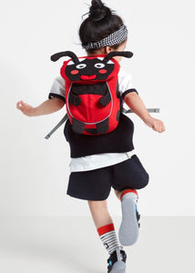 Parte della linea Small Water Friends del marchio tedesco Affenzhan, questo bellissimo zainetto per l’asilo farà impazzire qualunque bambino e piacerà anche agli adulti perché eco-friendly e ricco di dettagli tecnici di alta qualità! Piccolo ma capiente (4 litri di capacità), non è solamente un semplice zainetto, ma anche un fantastico compagno di giochi, un amico di mille avventure e un giocattolo 3D che stimolerà la fantasia, aiuterà la manualità e incoraggerà i bambini ad inventare infinite storie!