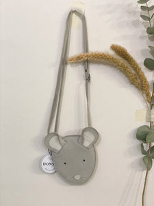 Borsetta in pelle con tracolla a forma di topolino.   Quali tesori manterrà il tuo piccolo nella sua borsetta?  La borsa ha una cinghia regolabile ed è facile da chiudere grazie alla cerniera. 