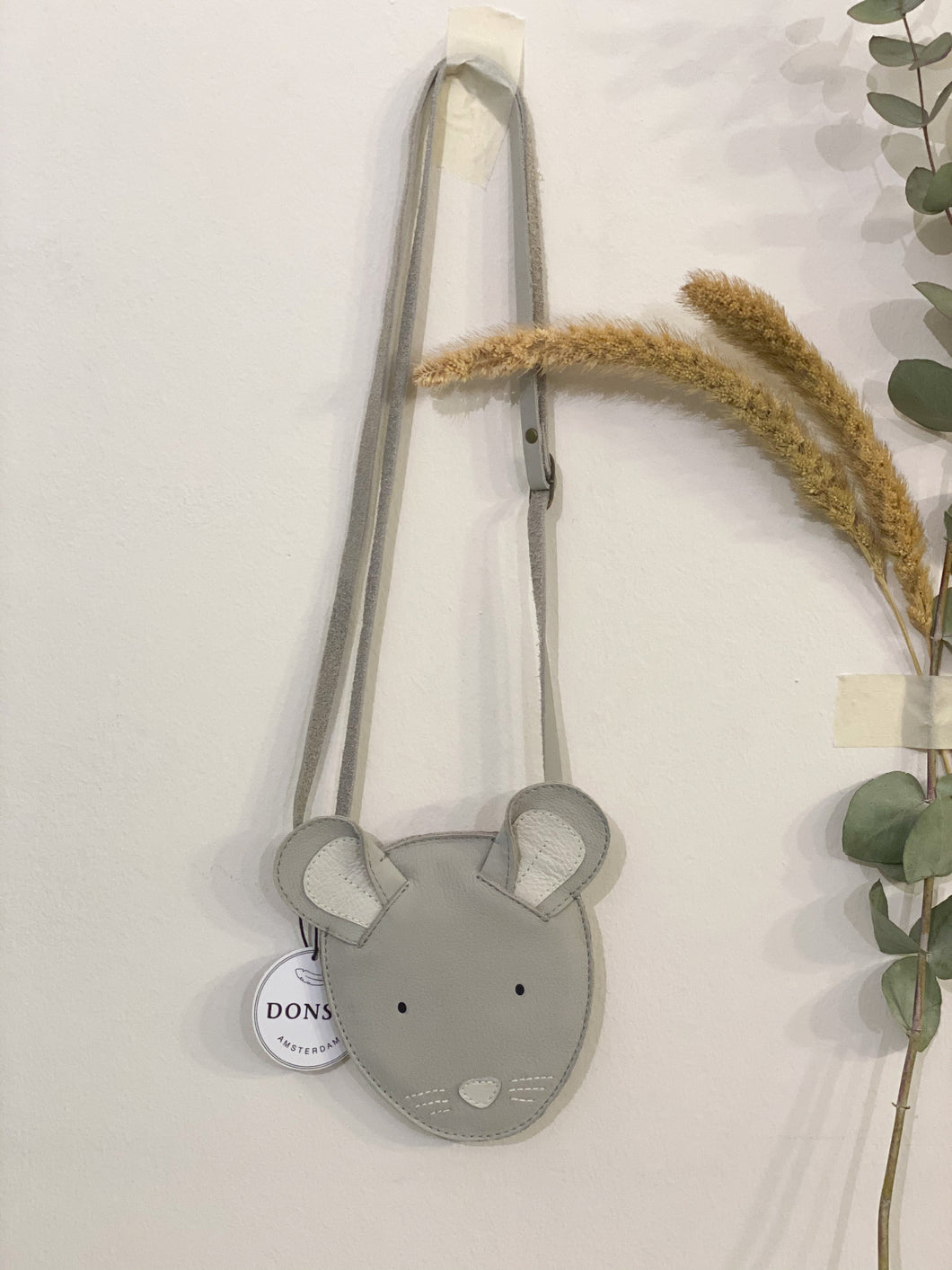 Borsetta in pelle con tracolla a forma di topolino.   Quali tesori manterrà il tuo piccolo nella sua borsetta?  La borsa ha una cinghia regolabile ed è facile da chiudere grazie alla cerniera. 