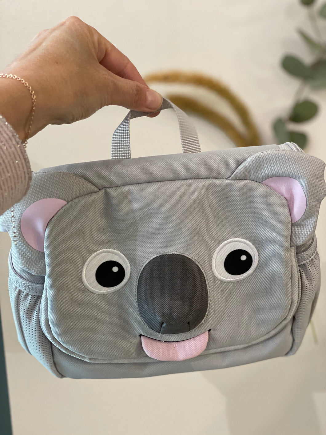 Un bellissimo accessorio che farà impazzire tutti i bambini, ideale per portare spazzolino, deodorante o salviette.