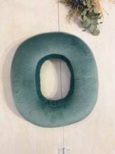 Carica l&#39;immagine nel visualizzatore di Gallery, CUSCINO IN VELLUTO COLORE VERDE MENTA lettera O
