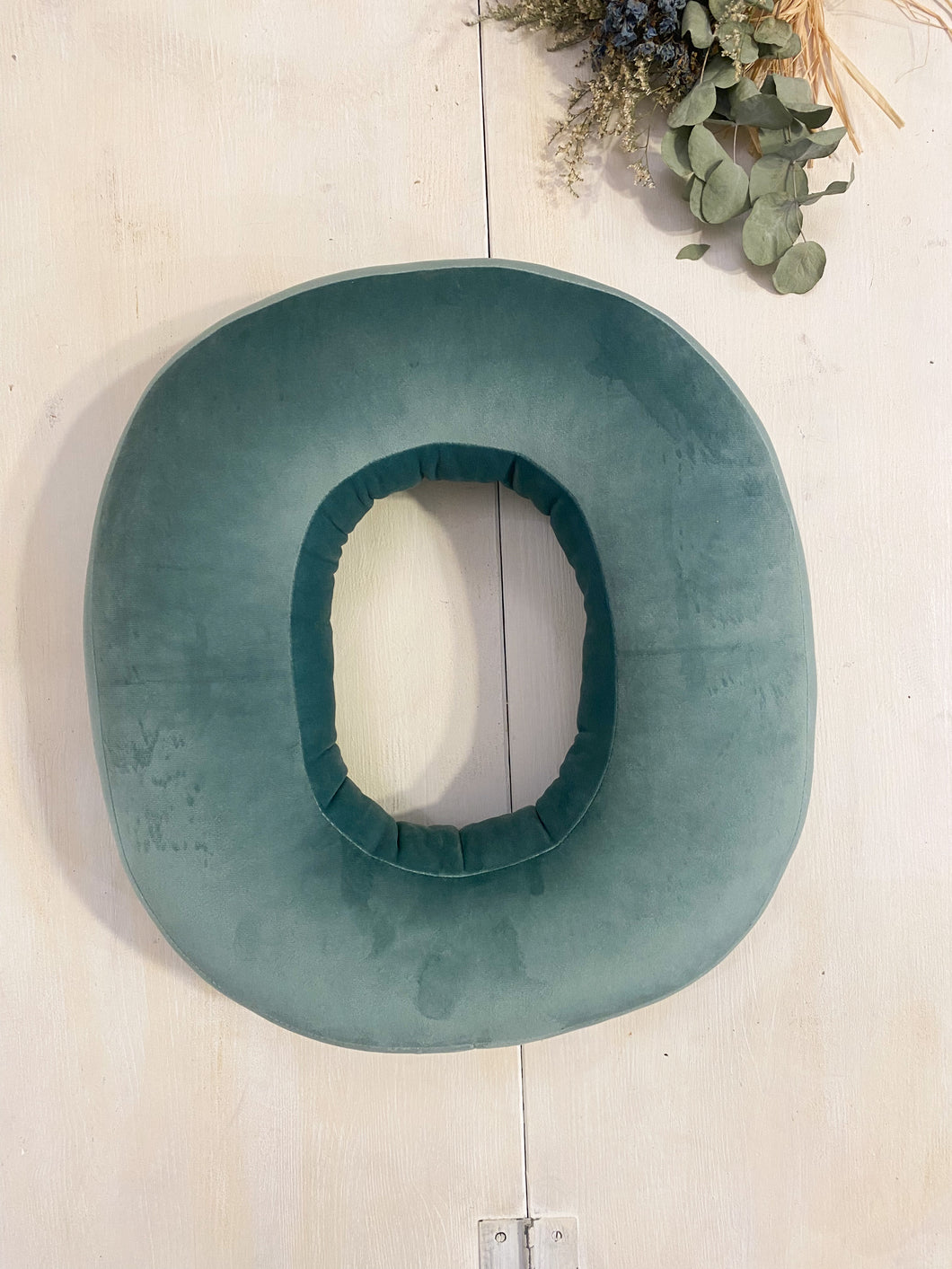 CUSCINO IN VELLUTO COLORE VERDE MENTA lettera O
