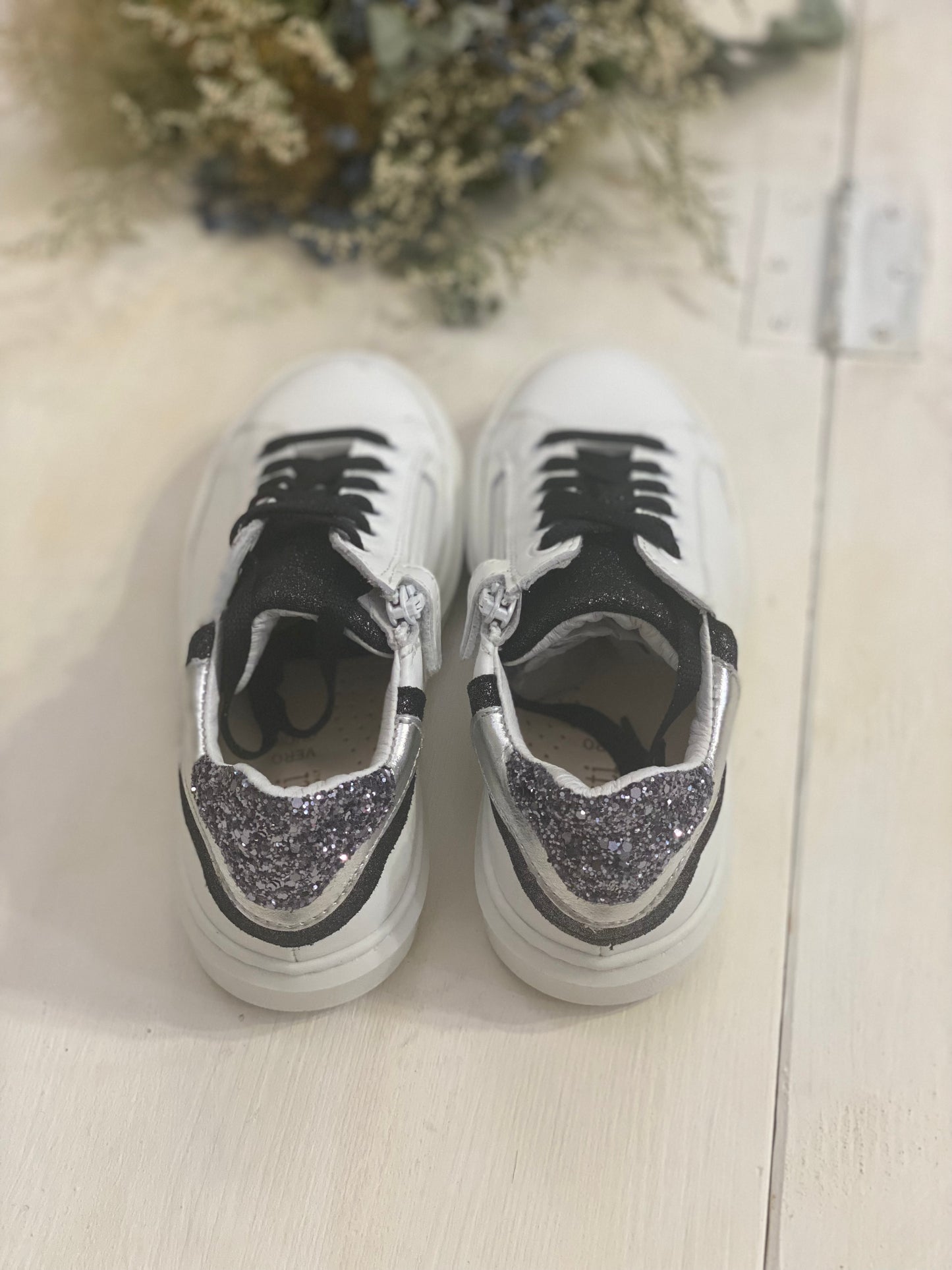 DIANETTI sneakers in pelle bianca con inserto nero e argento