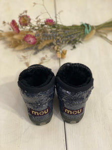 eskimo sneaker tempestata di paillettes è un vero must per le piccole appassionate di moda. Indispensabile in inverno, la versione per bambini della sneaker rappresenta il mix perfetto tra il nostro iconico eskimo e una sneaker alla moda