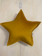 Carica l&#39;immagine nel visualizzatore di Gallery, CUSCINO STELLA IN VELLUTO COLORE GIALLO
