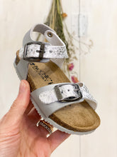 Carica l&#39;immagine nel visualizzatore di Gallery, BIOCHIC sandali bambina in pelle colore argento
